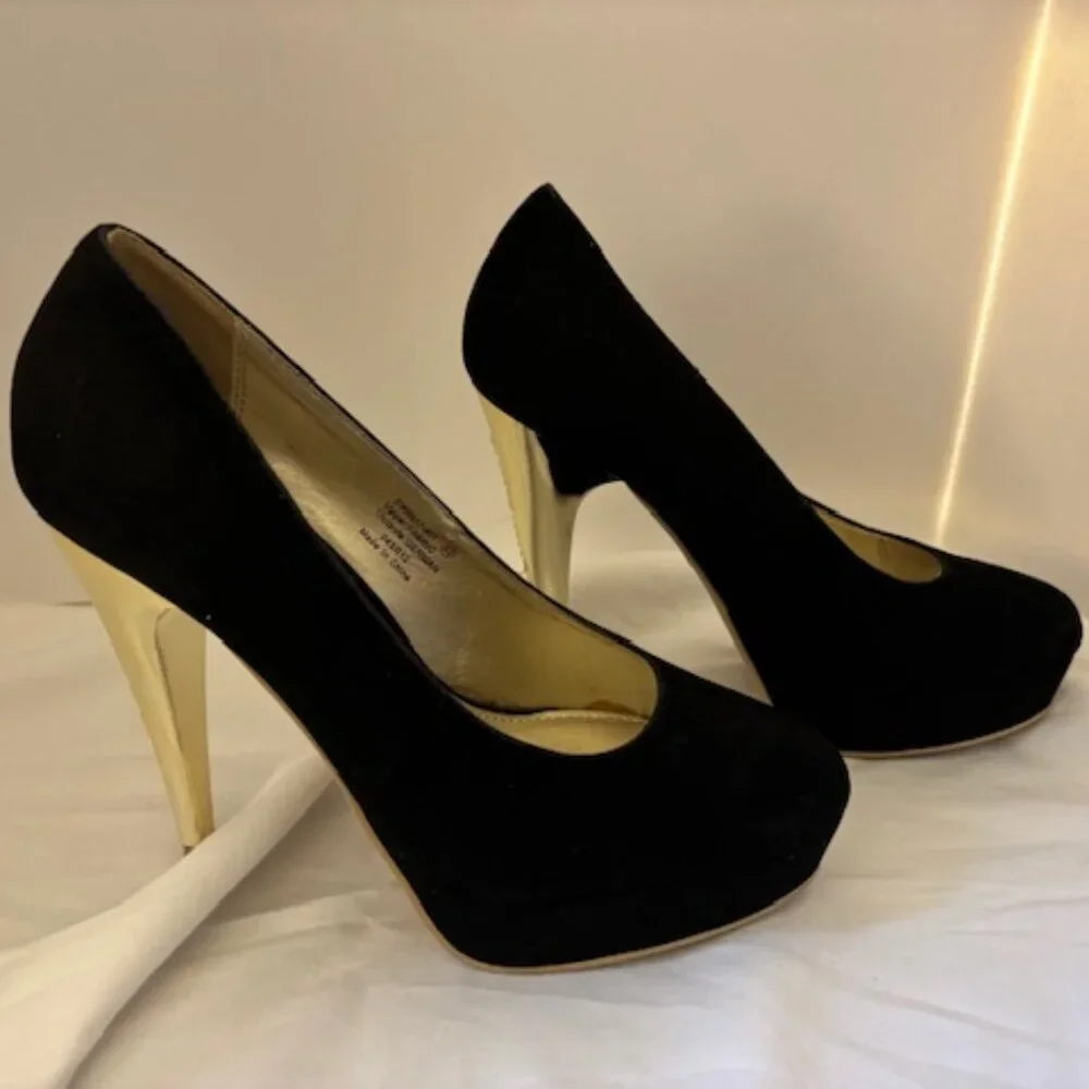 Dereon black suede